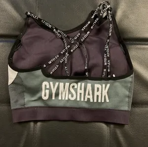 Stay stylish and comfortable with this women's camouflage sports bra. Perfect for workouts or casual wear. Gymshark size small thumbnail 2