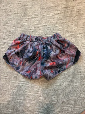 Lululemon Shorts Hotty Hot 2.5" Low-Rise thumbnail 2