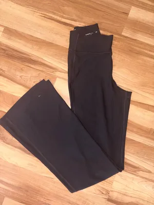 Old Navy Active Extra High-Rise Flare Leggings thumbnail 2