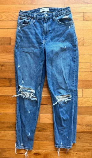 ABERCROMBIE & FITCH Curve Love The Mom High Rise Distressed Medium‎ Wash Jean 27 thumbnail 1