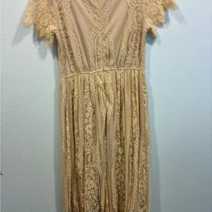 Chic Lace Maxi Dress in Cream thumbnail 6