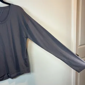 Athleta Essence Open Twist Back Shirt Top Gray Long Sleeves Athletic Sporty Med thumbnail 2