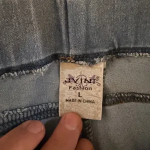 JVINI NWOT High Rise Distressed Jeggings with Pearl Cuffs thumbnail 4