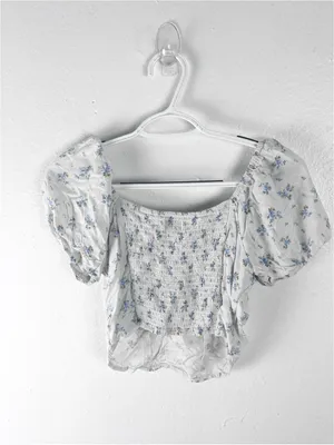 HOLLISTER White Floral Puff Sleeves Smocked Back Crop Top Size Medium Casual thumbnail 2
