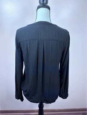 Old Navy Black Rayon Utility Blouse V-Neck Breezy Long Sleeve Sz M Dual Pocket thumbnail 2