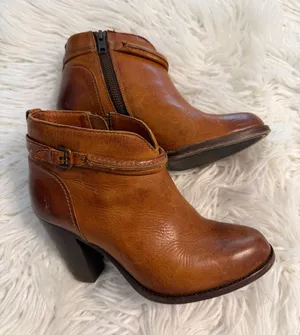 FRYE Distressed Women's brown Leather Ankle Booties with Side Zip size 6B thumbnail 1