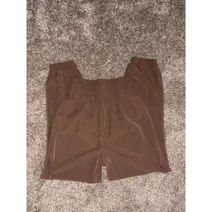 New In Women's Brown Pleated Jogger Pants S Elastic Waist Pockets Tapered thumbnail 3