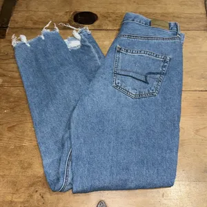 American Eagle Denim Distressed Mom Jeans Size 2 thumbnail 3