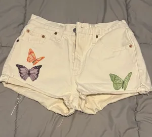 Levi’s Butterfly Embroidered Womens Cream Denim Shorts (W25) thumbnail 1
