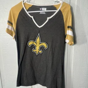 NFL Women’s Short Sleeve New Orleans Saints Tshirt Size Size Large EUC thumbnail 2