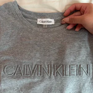 Calvin Klein Heather Gray Short Sleeve Logo T-Shirt Size Small thumbnail 2