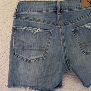 American Eagle Tomgirl Distressed‎ Jean Shorts Womens 00 Blue Denim Button Fly thumbnail 9