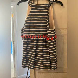 Gorgeous sleeveless top- perfect for the boat or a barbecue. This top has it all thumbnail 2