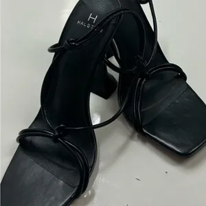 Halston black pumps! 71/2 Fashionable!--these are a must 4 fashion! Heels hot!! thumbnail 1