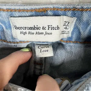 Abercrombie &‎ Fitch Light Wash Curve Love High Rise Mom Jeans thumbnail 5