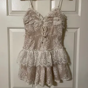 NWT! Angel Biba Chic White Floral Lace Mini Dress Women’s V-Neck Ruffle Size Large thumbnail 4