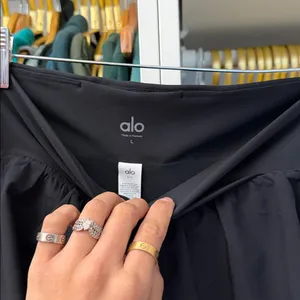 Alo yoga V-Cute Running Short black thumbnail 10