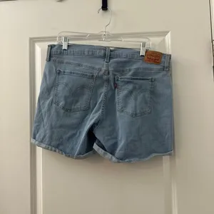 Levi's Mid Length Shorts Size 33 thumbnail 3