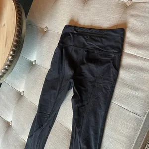 Lululemon Black Lightweight Workout Leggings Size 2 thumbnail 10