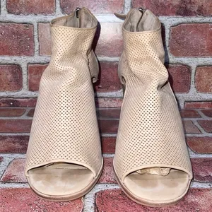 Pre-Owned Vince Camuto Bevina Beige Cutout Heeled Ankle Bootie Leather Sz 7.5M thumbnail 1