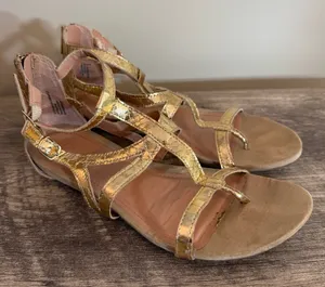 Kenneth Cole Reaction Strappy Gold Sandals Women’s Size 9 Double Buckle thumbnail 1