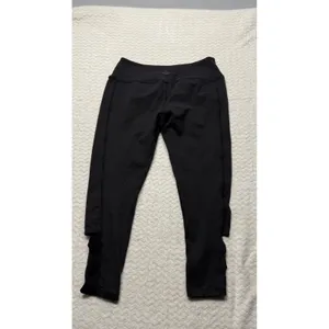 Beyond Yoga Womens Black Scalloped Laser Cut Cropped Leggings Size L thumbnail 2