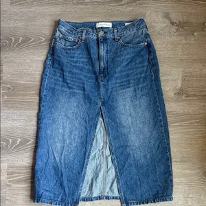 Aritzia Denim Forum The '90s Halle Jean Skirt 29 thumbnail 2