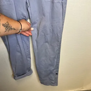 Torrid Womens 14 Blue Cargo Cropped Pants Double Button Utility Capris S148 thumbnail 3