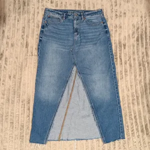 American Eagle Low Rise Denim Maxi Skirt Medium Wash Frayed Hem Size 8 thumbnail 2