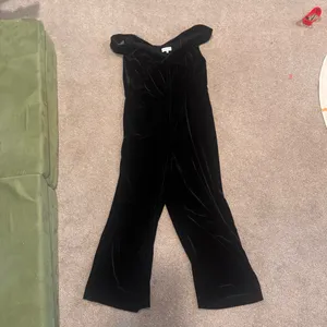 GIBSON LATIMER‎ Off-Shoulder Velvet Jumpsuit thumbnail 2