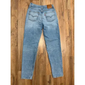 Levi's Premium 80s Mom Jeans Women 28 High Rise Tapered Light Wash Denim thumbnail 4