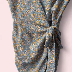 Women’s Lulus Blue Floral Wrap Tie Waist Romper Small thumbnail 2