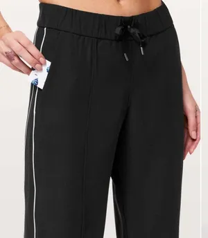 Lululemon Size 6 Black On the Right Track Pant thumbnail 4