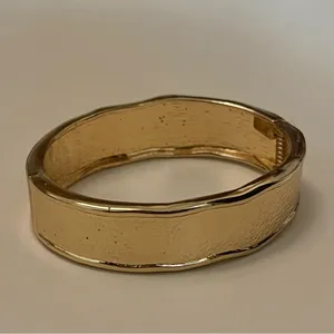 Vintage Gold-tone Wavy Textured Bangle Bracelet thumbnail 6