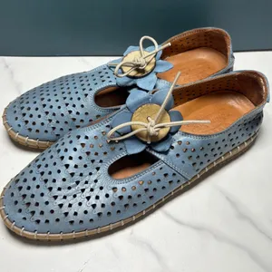 Spring Step Frieda Blue Leather Perforated Flower Loafers Flats Size 39 thumbnail 1