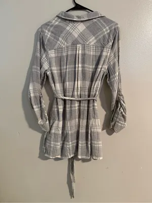 Liz Lange Maternity Light Gray Plaid Button-Front Shirt thumbnail 3