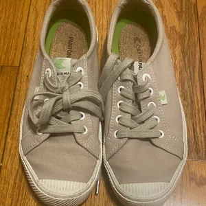 Cariuma x Pantone Gray‎ White Lace Up Casual Unisex Sneakers Womens 8.5 Mens 7 thumbnail 2