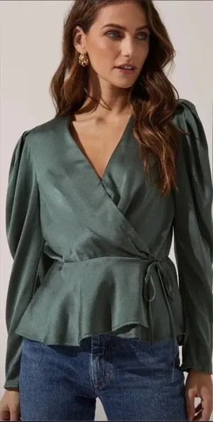 ASTR The Label Forest Green Satin Wrap Front Top Women’s Size XS NWT v6x thumbnail 1