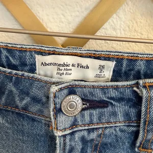 Abercrombie & Fitch The Mom High Rise Curve Love Distressed Jeans 26 2 thumbnail 4