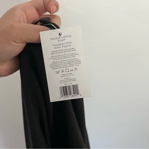 NWT Beyond Yoga Pocket Infinity Scarf in Black OS thumbnail 3