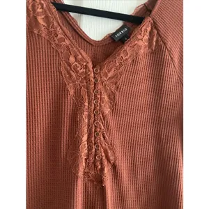 Torid Lace Trim Waffle Knit Top Womens Size 0 L Rust Henley Boho Long Sleeve‎ thumbnail 4