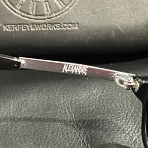 Elegant Black Sunglasses thumbnail 4
