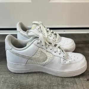 NIKE Women Air Force 1 ‘07 SE in White Sail Lemon Wash thumbnail 3