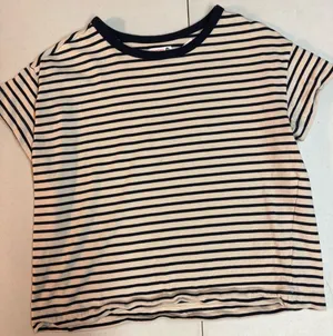 SUNDRY MEDIUM ✨ 100% cotton striped short sleeve tee cream + navy VGUC thumbnail 1
