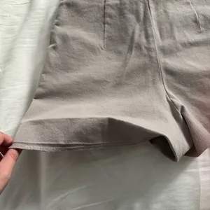 Aritzia Wilfred High Waist Tan Shorts *NEEDS REPAIR* thumbnail 4