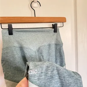 Alo Yoga Sheila Seagrass Heathered Leggings thumbnail 7