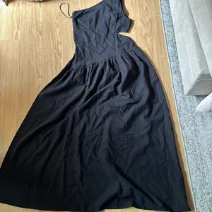 VENUS BLACK MAXI Dress thumbnail 1