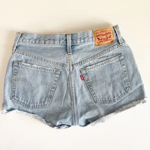 Levi's Womens 501 High‎ Rise Light Wash Button Fly Cut Off Denim Jean Shorts 27 thumbnail 6