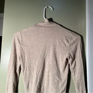 Wilfred Aritzia Women's Size Small Mock Neck‎ Crop Top Beige Ribbed Long Sleeve thumbnail 5