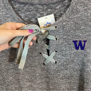 Summit Gray University of Washington Lace Up Sweatshirt Medium‎ NWT thumbnail 3